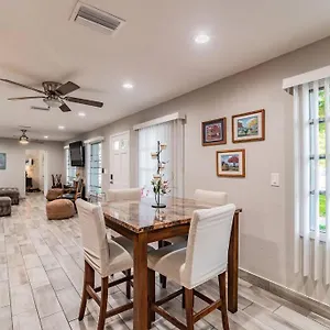 https://a-homely-modern-home-with-gazebo-and-bbq.hotelstampa.org