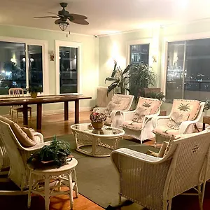 https://top-floor-sleeps-4-queen-mary-ocean-city-views.topanaheimhotels.com